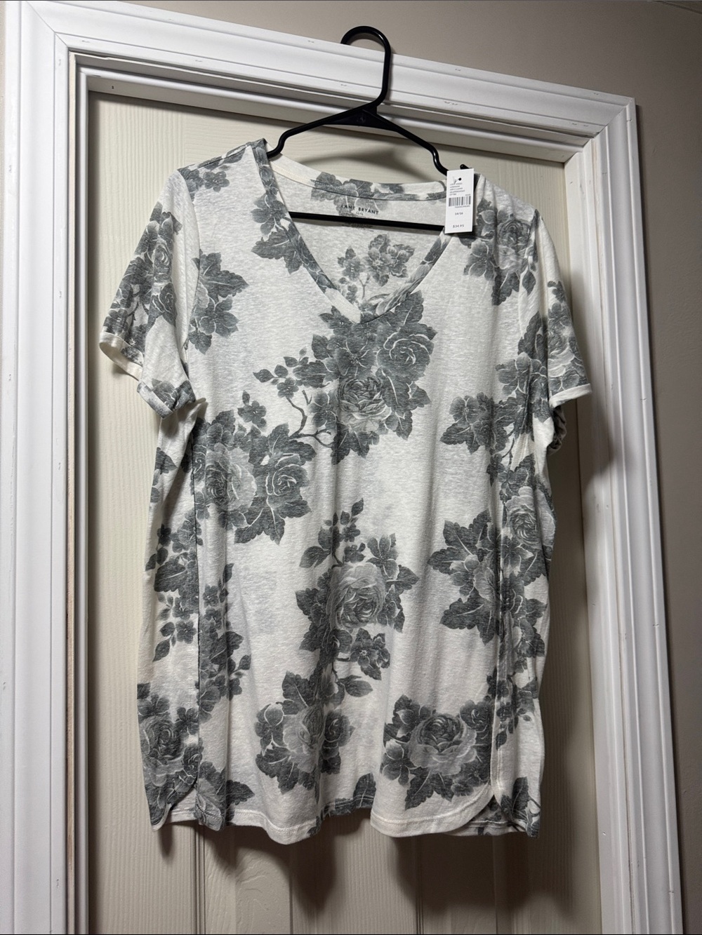 Lane Bryant Cream V-Neck Short Sleeve Tee with Gray Floral Print